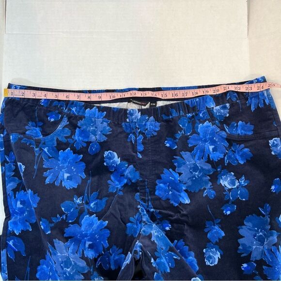 New Isaac Mizrahi Live! Floral Printed Stirrup Pants in Dark Navy | Size Plus 30 - Picture 8 of 10